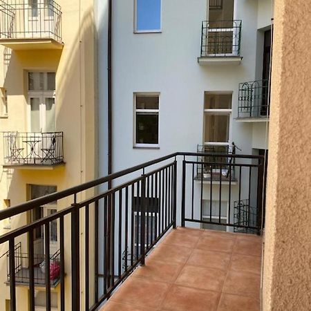 Large 3 Bedroom Family Apartment With Balcony Прага Екстериор снимка