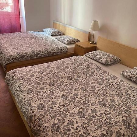 Large 3 Bedroom Family Apartment With Balcony Прага Екстериор снимка